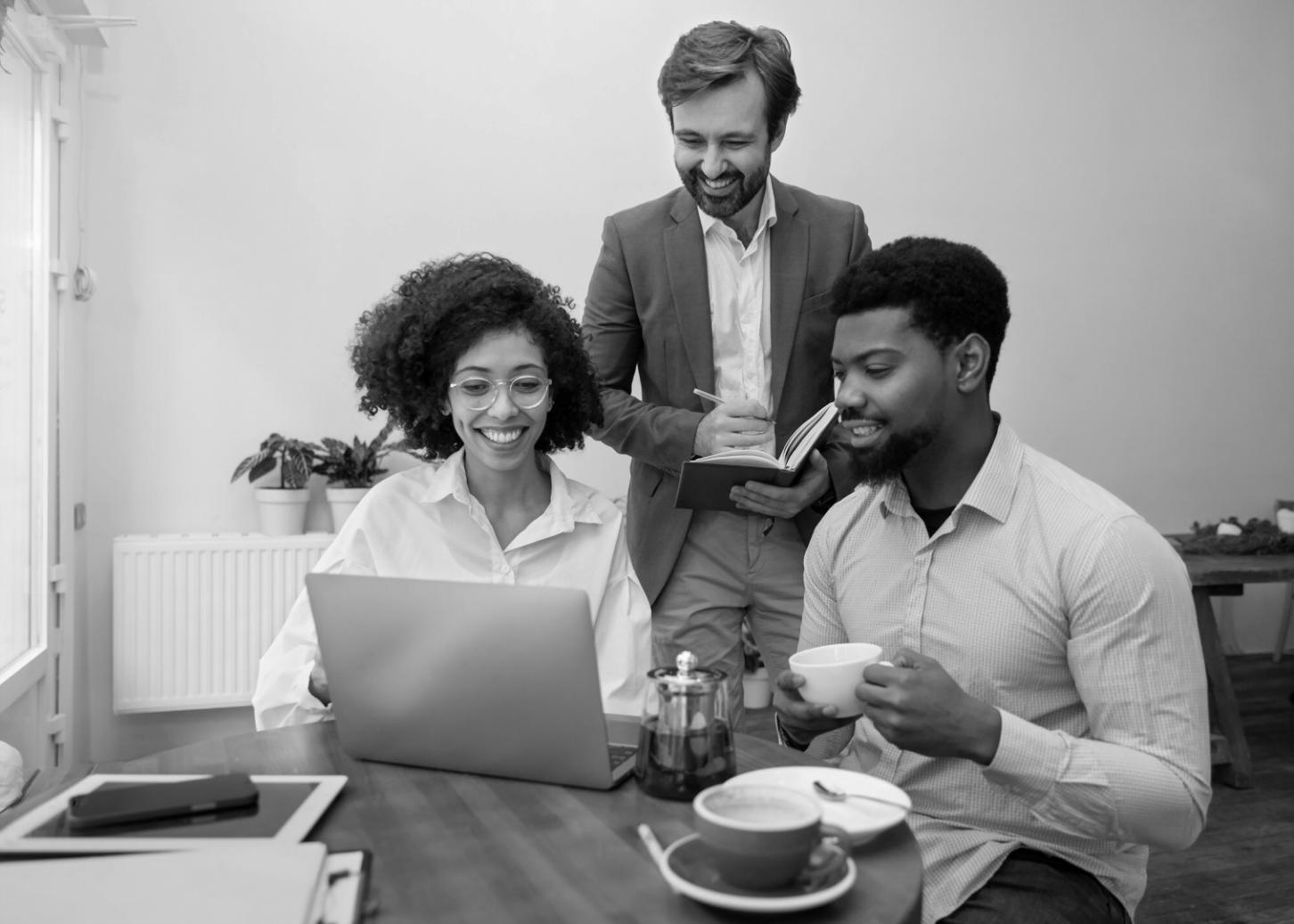 Séance de formation financière avec documents et calculatrice