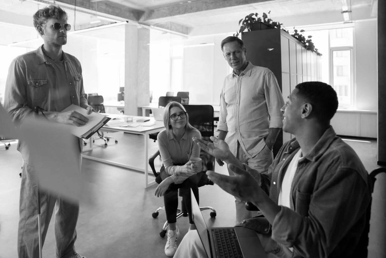 Équipe de conseillers financiers lors d'une consultation client